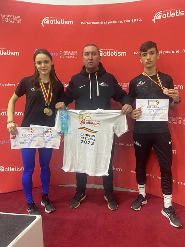 Antrenorul Cristian Prâsneac, încadrat de Claudia Costiuc și de fiul său, Alexandru