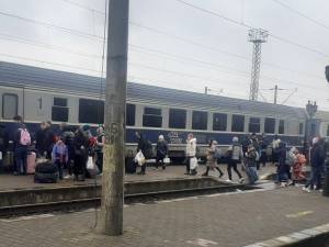 Flux de refugiați și la trenul de joi, ora 12.45, spre București