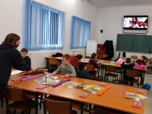 Loc de joacă amenajat pentru copiii ucraineni care sunt cazați la Liceul Tehnologic Lațcu Vodă din Siret