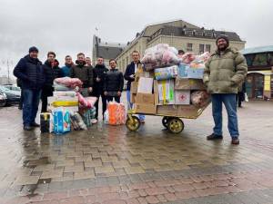 Ajutoarele umanitare trimise din România au început să fie transportate de la Cernăuți spre Harcovd