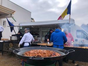 Mâncare indiană gătită pentru refugiații din sala de sport din Milișăuți de ANBCT  - foto Ema Motrescu