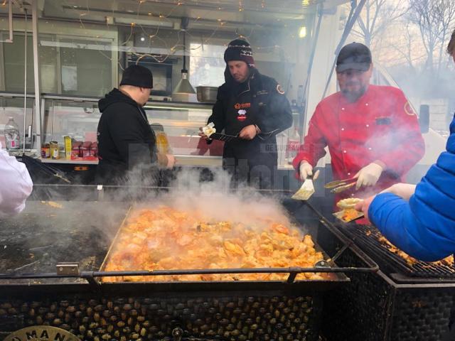 Mâncare indiană gătită pentru refugiații din sala de sport din Milișăuți de ANBCT  - foto Ema Motrescu 3
