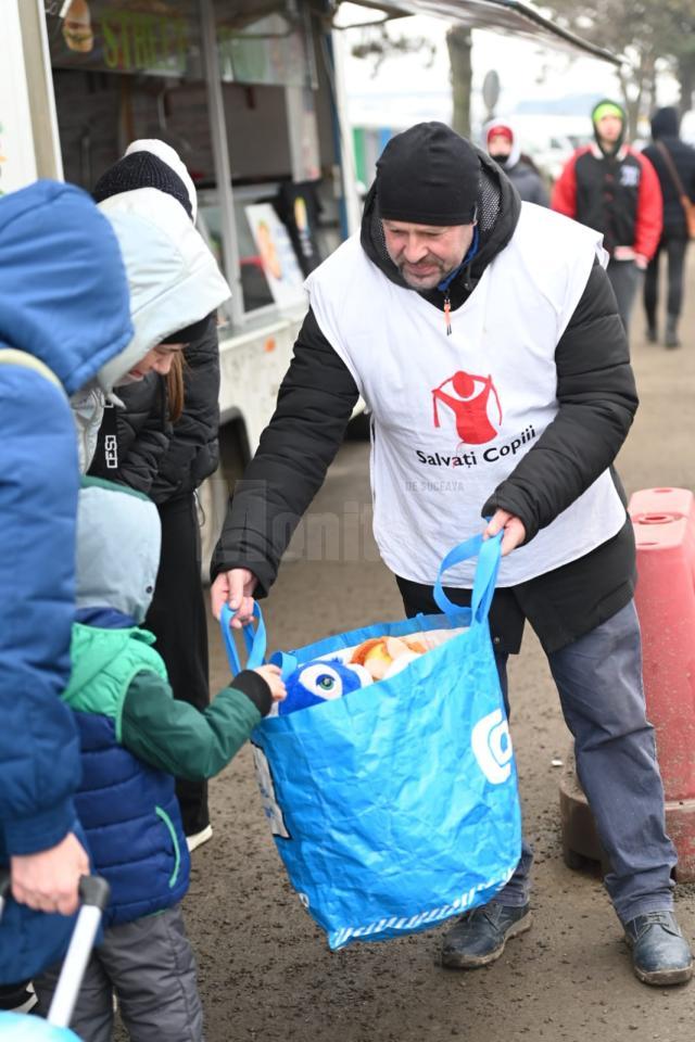 Alexei Savin, cadru didactic la Universitatea Ștefan cel Mare Suceava, de la Facultatea de Silvicultură este și voluntar la “Salvați copiii”, iar în Vama Siret acționează în principal ca translator