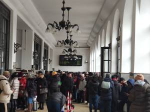 Peste 1500 de călători cu statut de refugiat au plecat din Suceava, cu trenul, sâmbătă