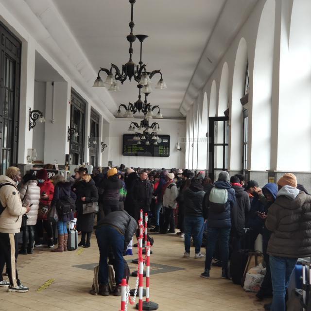Peste 1500 de călători cu statut de refugiat au plecat din Suceava, cu trenul, sâmbătă