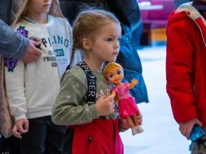 Spectacol cu surprize pentru copiii refugiaților din Ucraina, care au primit jucării și dulciuri din partea autorităților locale și județene