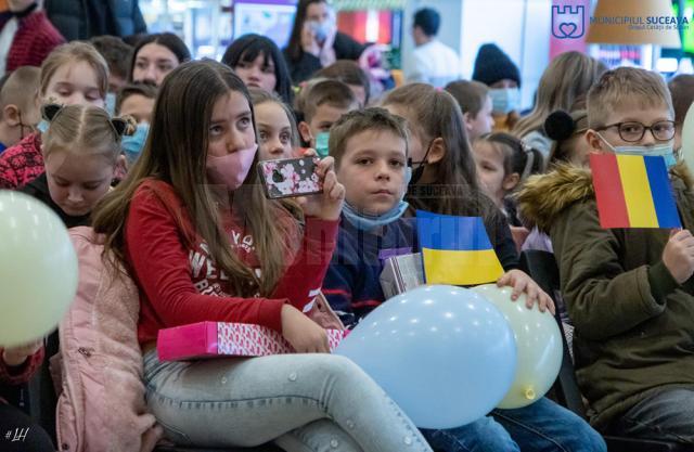 Spectacol cu surprize pentru copiii refugiaților din Ucraina, care au primit jucării și dulciuri din partea autorităților locale și județene