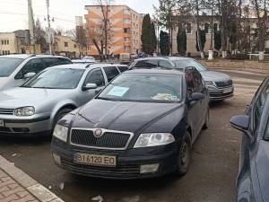 Tot mai multe mașini cu număr de Ucraina pot fi văzute în Siret