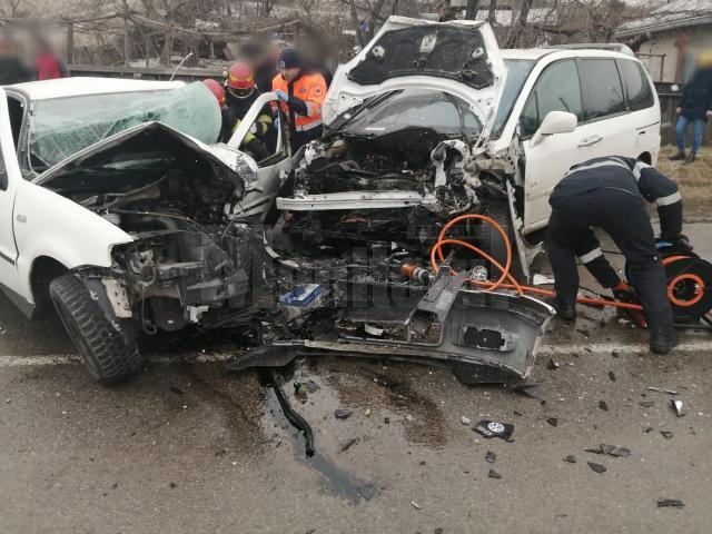 Accident grav, cu un șofer încarcerat, la ieșirea din Fălticeni spre Preutești