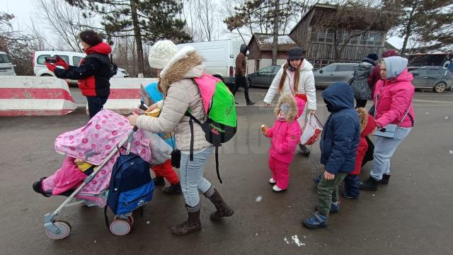 Mame cu copii, refugiaţi din Ucraina