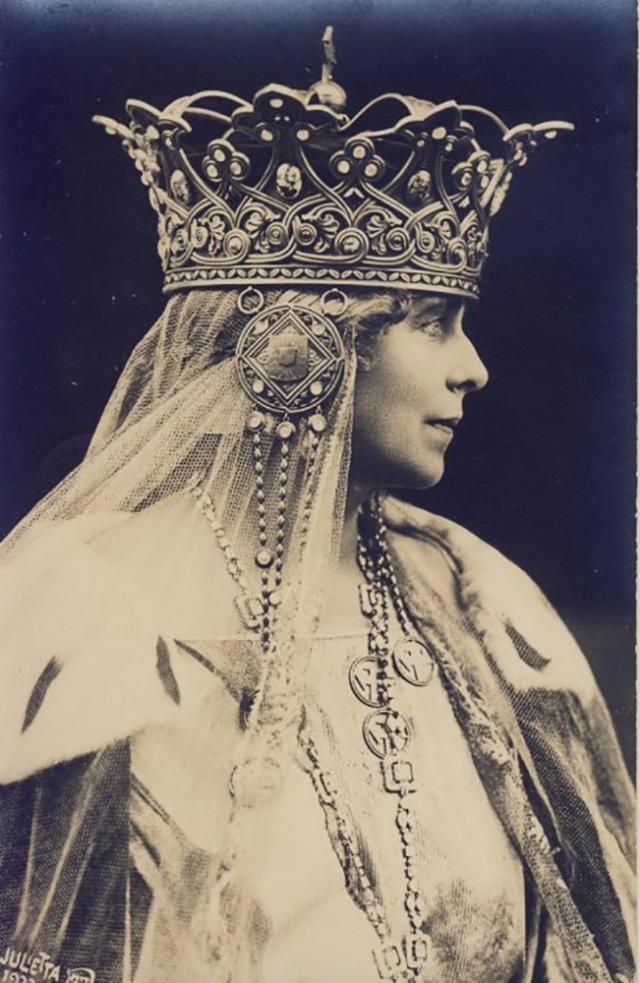 Regina Maria în ziua încoronării, în 1922