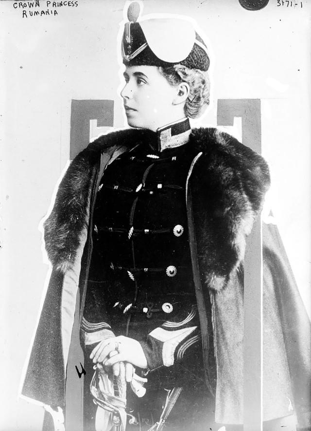 „Regina-soldat“ - Maria a fost comandant onorific al Regimentului 4 Roşiori, care i-a purtat numele şi a cărui uniformă a îmbrăcat-o