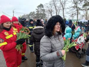 Refugiatele din Ucraina, întâmpinate cu flori, la Vama Siret, de 8 Martie