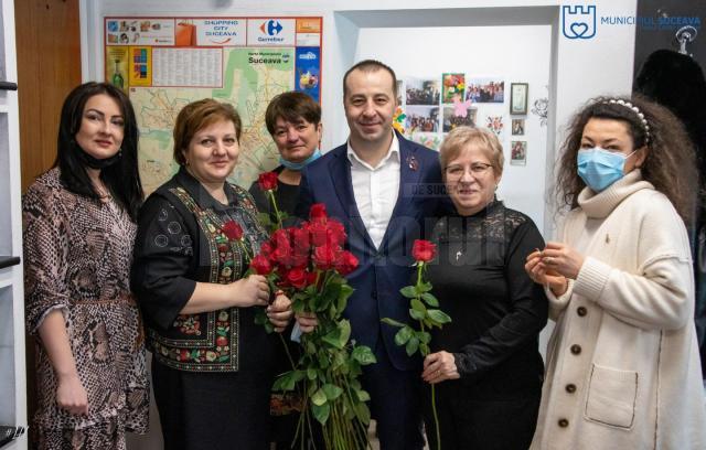Viceprimarul municipiului Suceava, Lucian Harșovschi,  a oferit mii de trandafiri de toate culorile, doamnelor și domnișoarelor