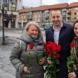 Viceprimarul municipiului Suceava, Lucian Harșovschi,  a oferit mii de trandafiri de toate culorile, doamnelor și domnișoarelor