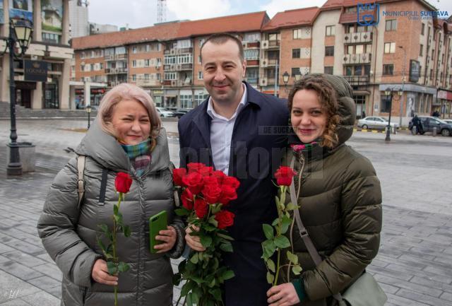 Viceprimarul municipiului Suceava, Lucian Harșovschi,  a oferit mii de trandafiri de toate culorile, doamnelor și domnișoarelor