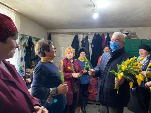 Mii de lalele galbene oferite doamnelor și domnișoarelor de primarul Sucevei, Ion Lungu
