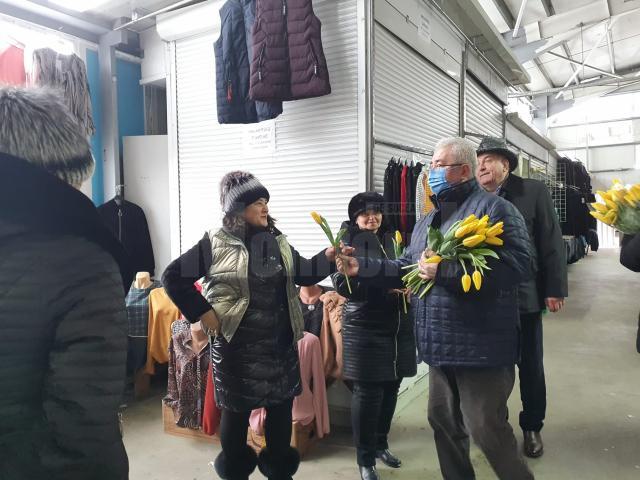 Mii de lalele galbene oferite doamnelor și domnișoarelor de primarul Sucevei, Ion Lungu