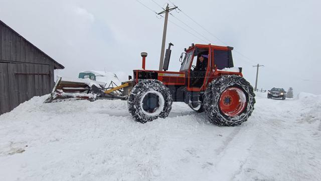 Primarul din Ulma a urcat pe tractor şi a trecut la deszăpezire