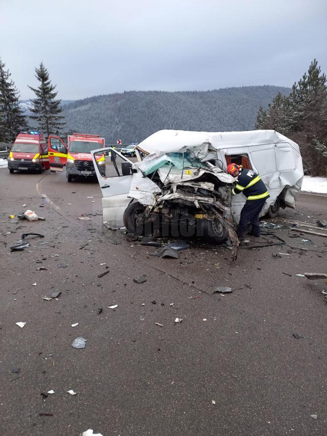 Accident grav, după ce un microbuz a intrat într-un tir, pe Mestecăniș