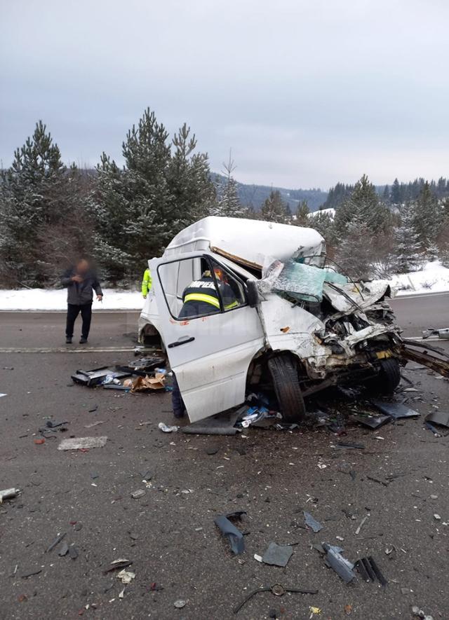 Accident grav, după ce un microbuz a intrat într-un tir, pe Mestecăniș