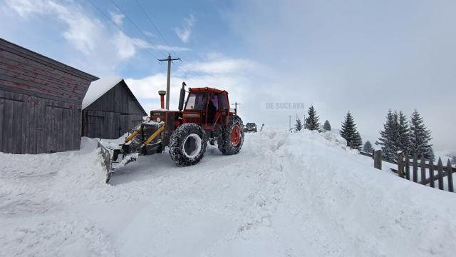 Primarul din Ulma a urcat în tractor și s-a apucat de deszăpezit drumurile după ninsoarea de marți dimineață