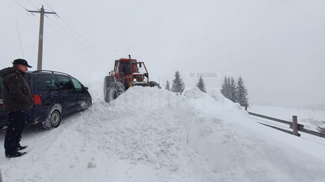 Primarul din Ulma a urcat în tractor și s-a apucat de deszăpezit drumurile după ninsoarea de marți dimineață