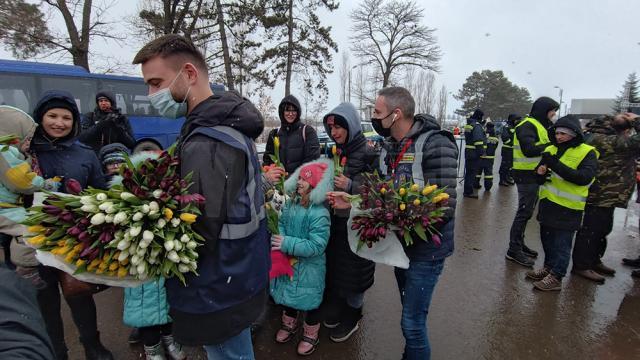 Refugiatele din Ucraina, întâmpinate cu flori, la Vama Siret, de 8 Martie