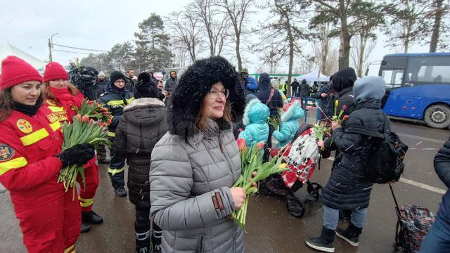 Refugiatele din Ucraina, întâmpinate cu flori, la Vama Siret, de 8 Martie