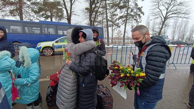 Refugiatele din Ucraina, întâmpinate cu flori, la Vama Siret, de 8 Martie