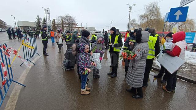 Refugiatele din Ucraina, întâmpinate cu flori, la Vama Siret, de 8 Martie