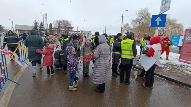 Refugiatele din Ucraina, întâmpinate cu flori, la Vama Siret, de 8 Martie