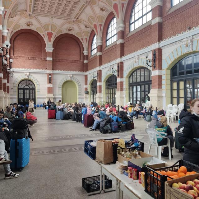 Sala de festivități a Gării Burdujeni, plină cu refugiați