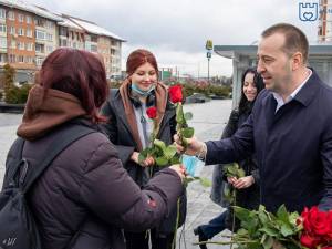 Viceprimarul municipiului Suceava Lucian Harșovschi a oferit mii de trandafiri de toate culorile, doamnelor și domnișoarelor