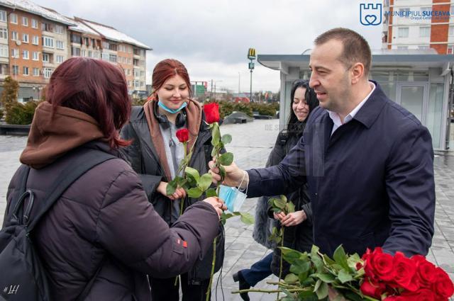 Viceprimarul municipiului Suceava Lucian Harșovschi a oferit mii de trandafiri de toate culorile, doamnelor și domnișoarelor