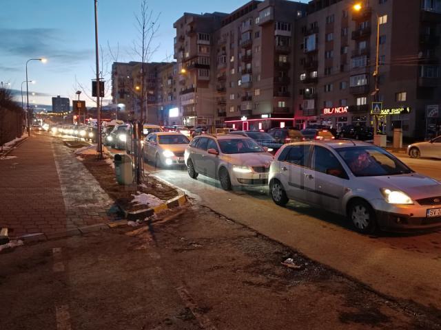 Cozi de la benzinăriile de la ieșirea din Suceava spre Fălticeni