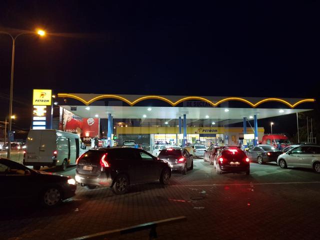 Cozi imensse și la Petrom, lângă Bazar