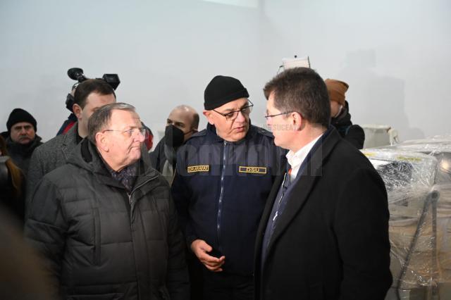 Președintele CJ Suceava, Gheorghe Flutur, comisarul european Janez Lenarčič şi şeful DSU din România, Raed Arafat