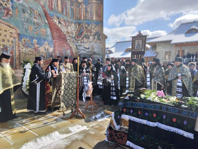 Stavrofora Irina Pântescu, întâia stareță a Mănăstirii Voroneț, condusă pe ultimul drum. Foto: Constantin Ciofu