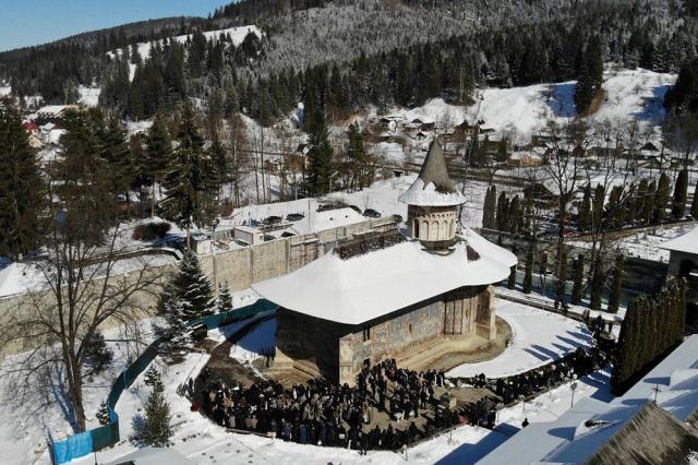 Stavrofora Irina Pântescu, întâia stareță a Mănăstirii Voroneț, condusă pe ultimul drum. Foto: Constantin Ciofu