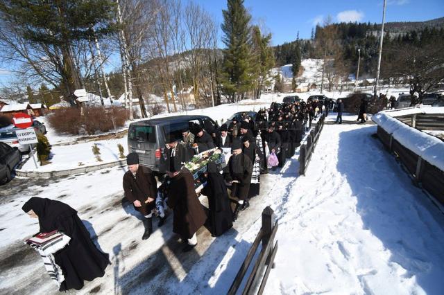 Stavrofora Irina Pântescu, întâia stareță a Mănăstirii Voroneț, condusă pe ultimul drum. Foto: Constantin Ciofu