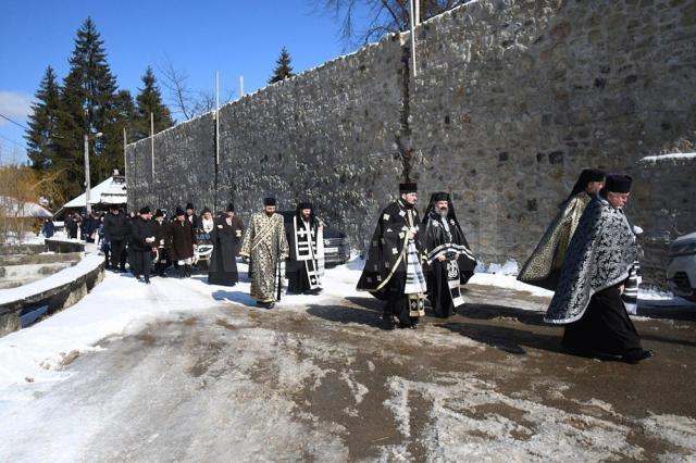 Stavrofora Irina Pântescu, întâia stareță a Mănăstirii Voroneț, condusă pe ultimul drum. Foto: Constantin Ciofu