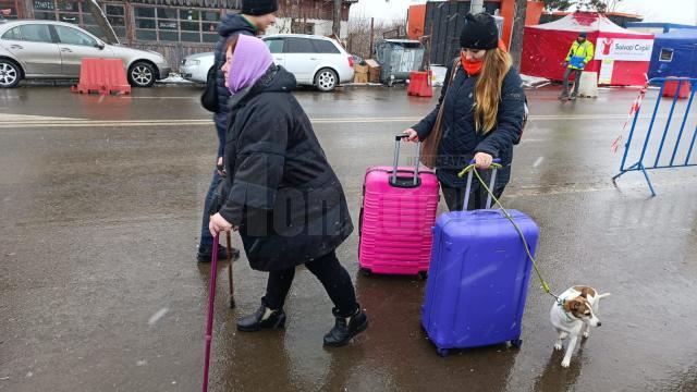 Oamenii vin din cealaltă parte a frontierei doar cu ce au reușit să pună într-o valiză