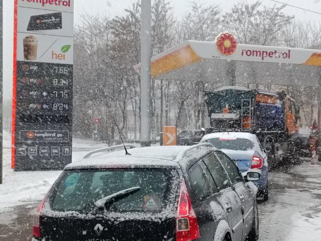 Cozile de mașini pe zeci de metri au persistat în cursul dimineții de joi la Rompetrol