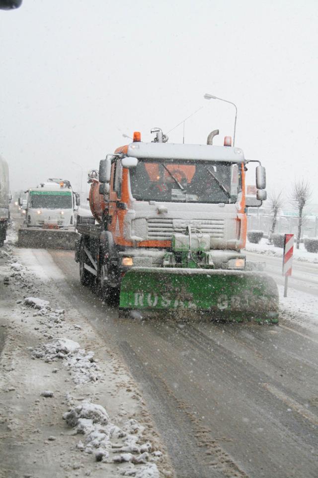 Circulația rutieră se desfășoară în condiții de iarnă pe toate drumurile naționale din județ