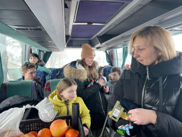Copiii din Mariupol împreună cu însoțitoarele