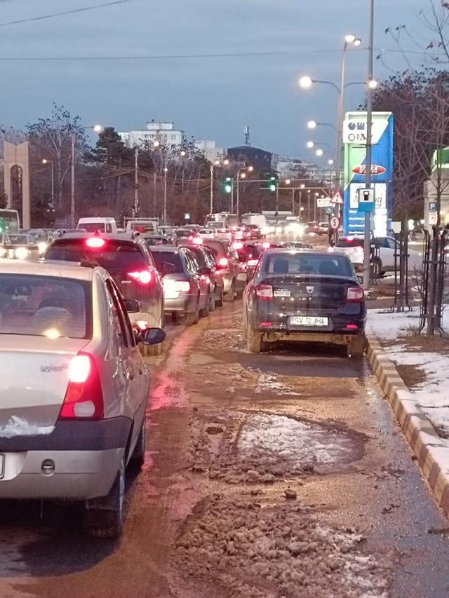 Panica de miercuri seară a adus cozi interminabile la stațiile care comercializează carburanți