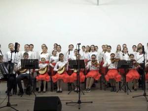 Elevii Școlii Gimnaziale „Cristofor Simionescu” Plopeni au organizat un spectacol dedicat mamei