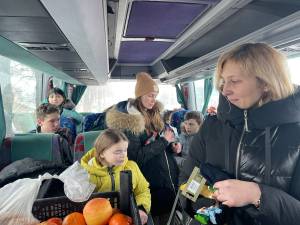 Copii din Mariupol împreună cu însoțitoarele