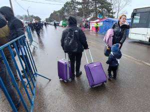 Oamenii vin din cealaltă parte a frontierei doar cu ce au reușit să pună într-o valiză